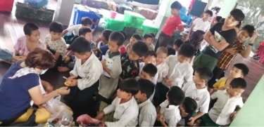 【ミャンマー募金】孤児院での寄付の様子
