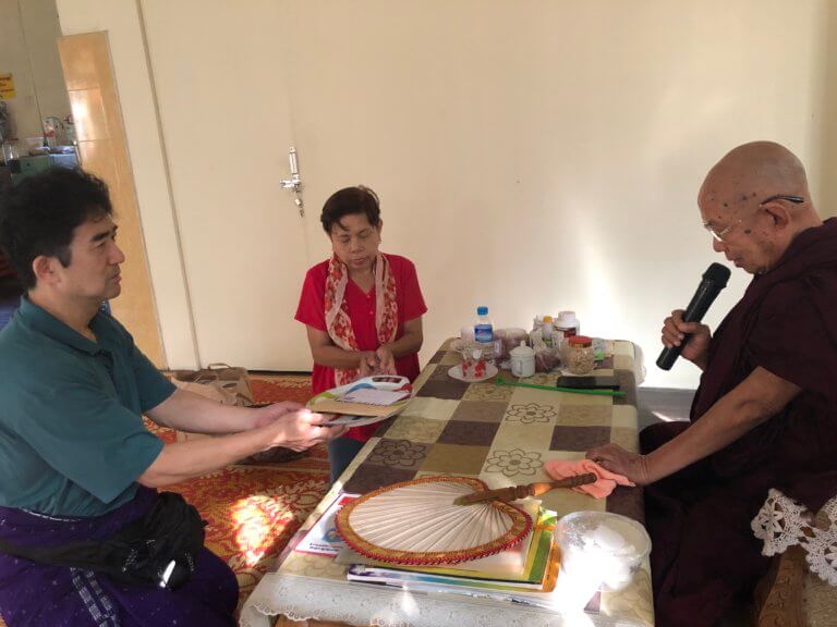 ミャンマー・ヤンゴンでのボランティア活動報告。NGOでの施術や、足の痛みを訴える僧侶への急患対応（第5中足骨骨折疑い）について。スポーツ医学の視点から「カイロプラクティック適応外」と判断する臨床の重要性について綴ります。