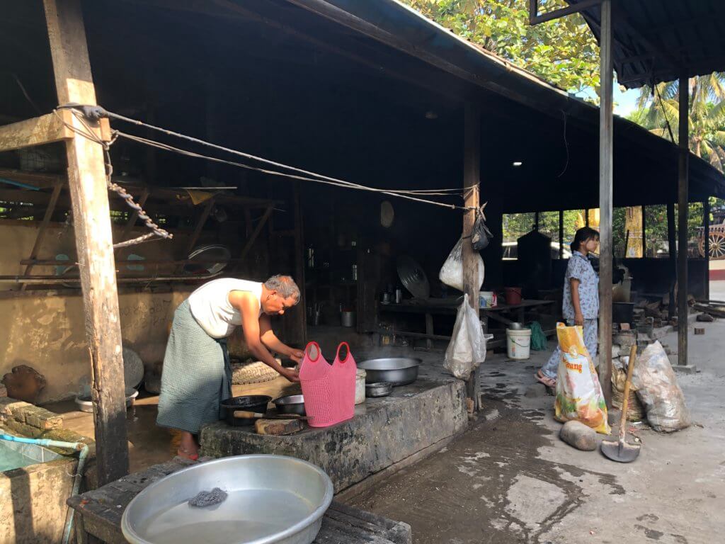 ミャンマー活動録。孤児院での300人分のカレー作りと、インフレに苦しむ現地へのお米の寄付について。皆様の善意を直接届けてきました。